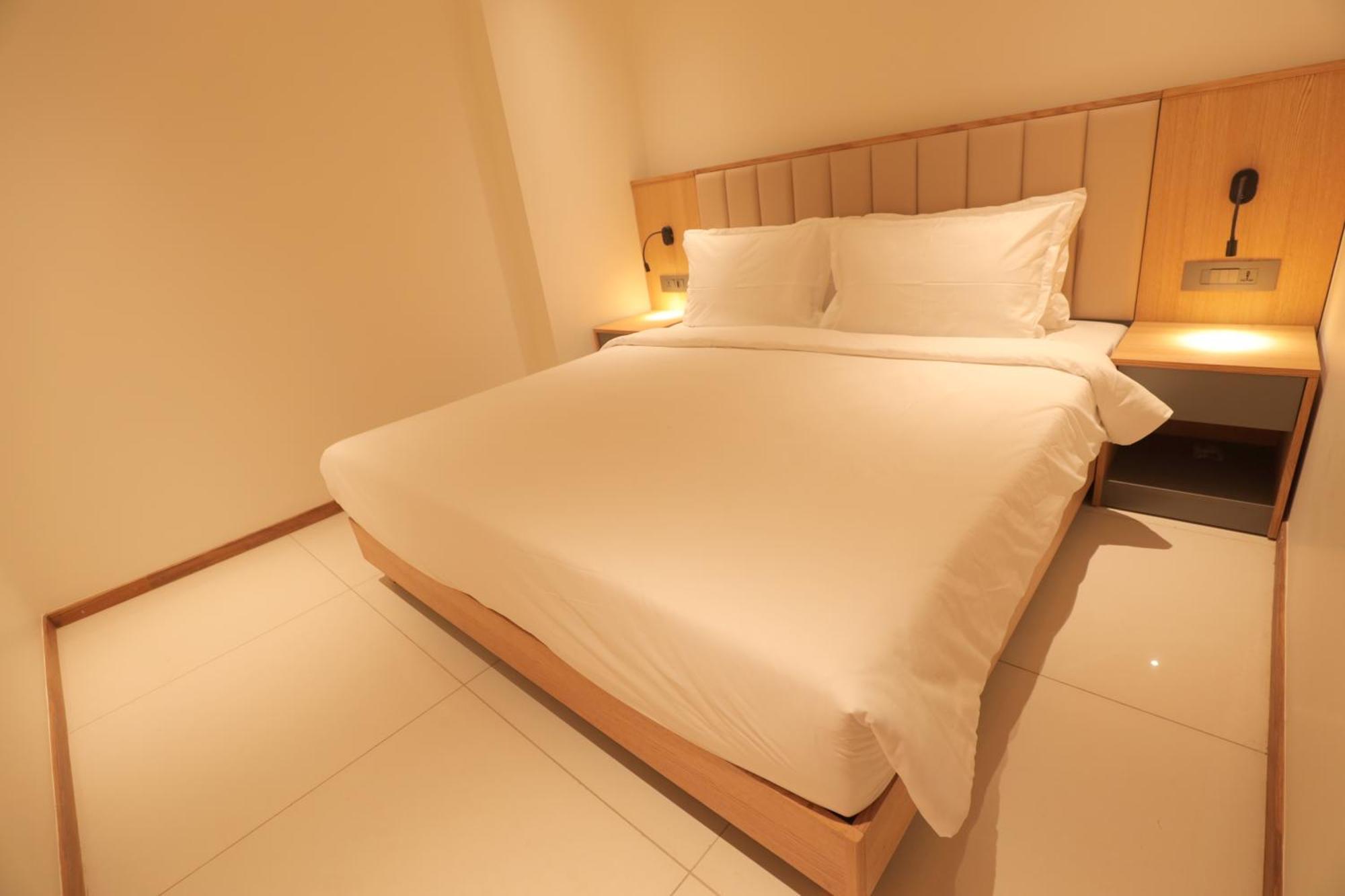 Hotel The World Surat Exterior foto