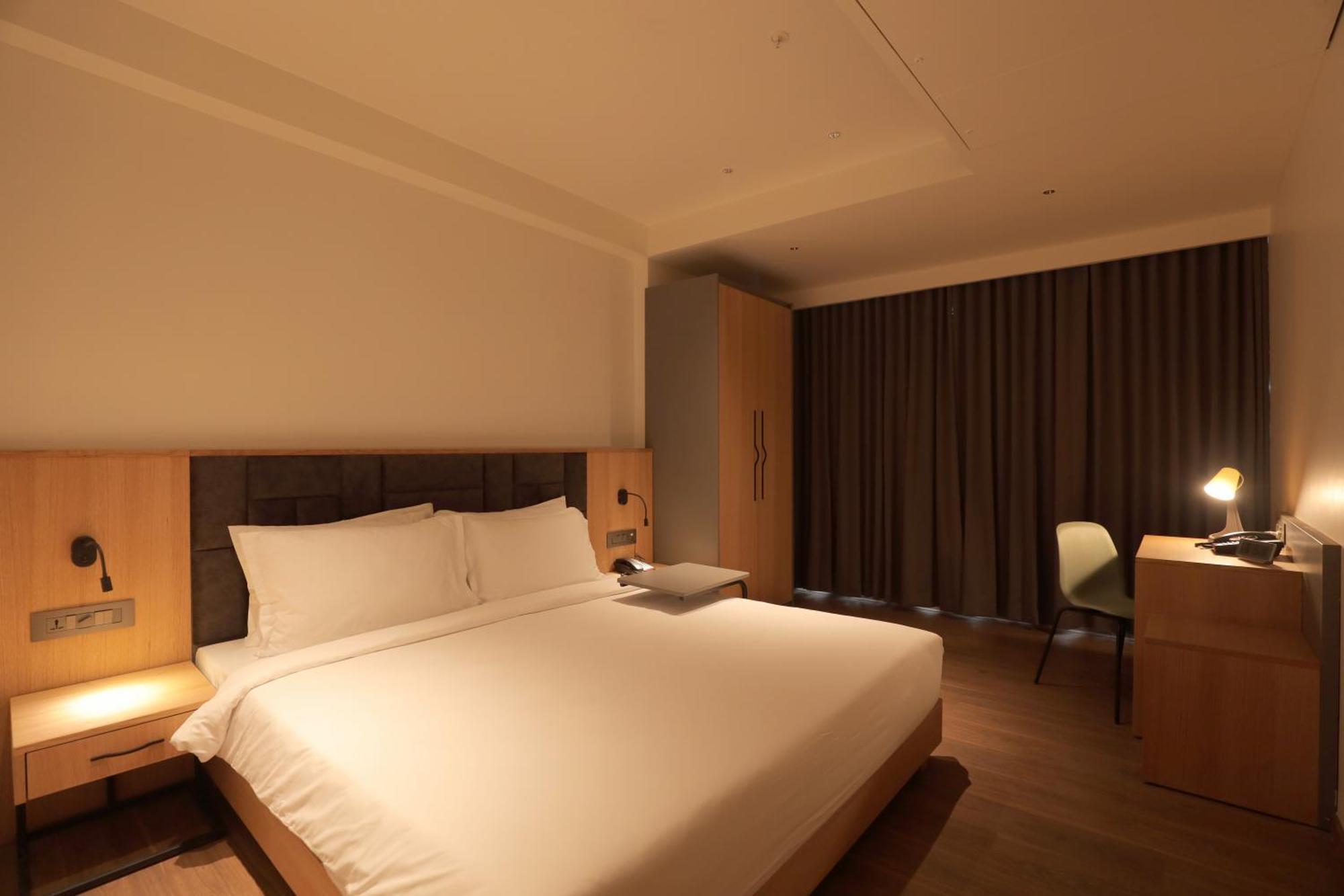 Hotel The World Surat Exterior foto