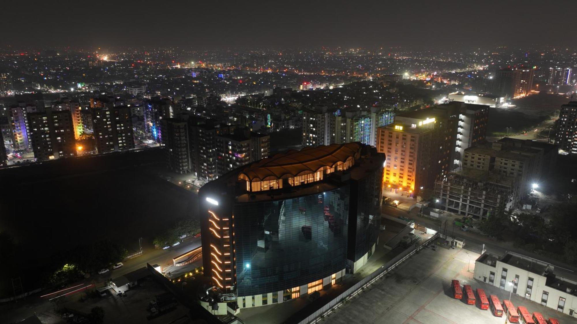Hotel The World Surat Exterior foto