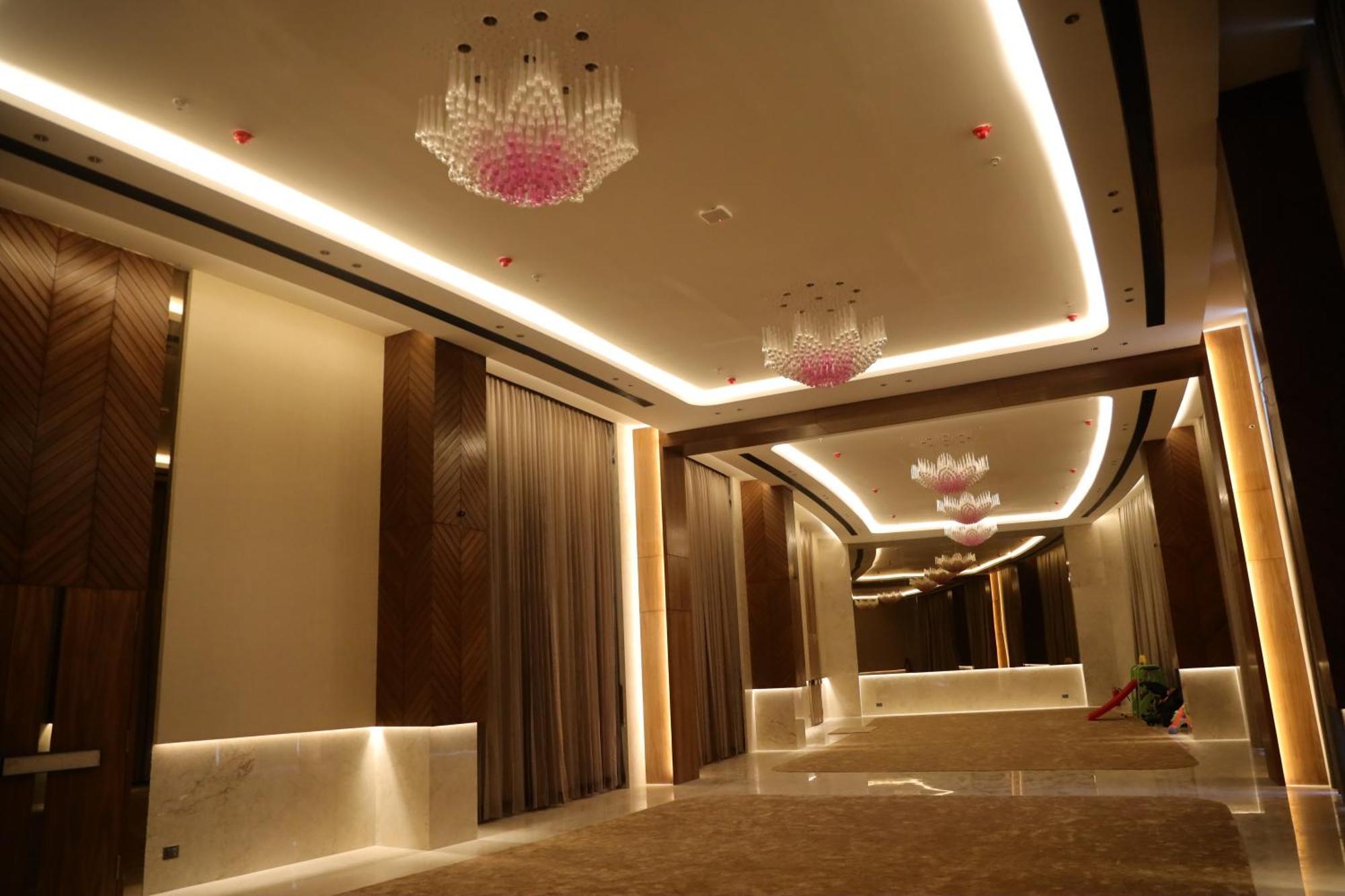 Hotel The World Surat Exterior foto