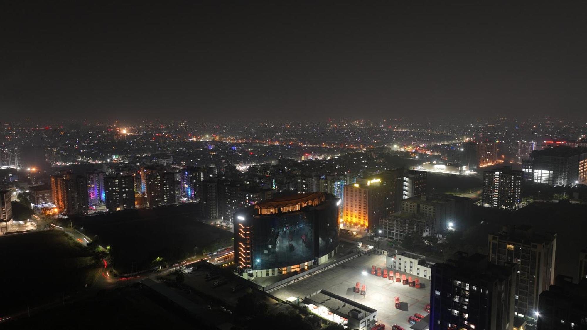 Hotel The World Surat Exterior foto