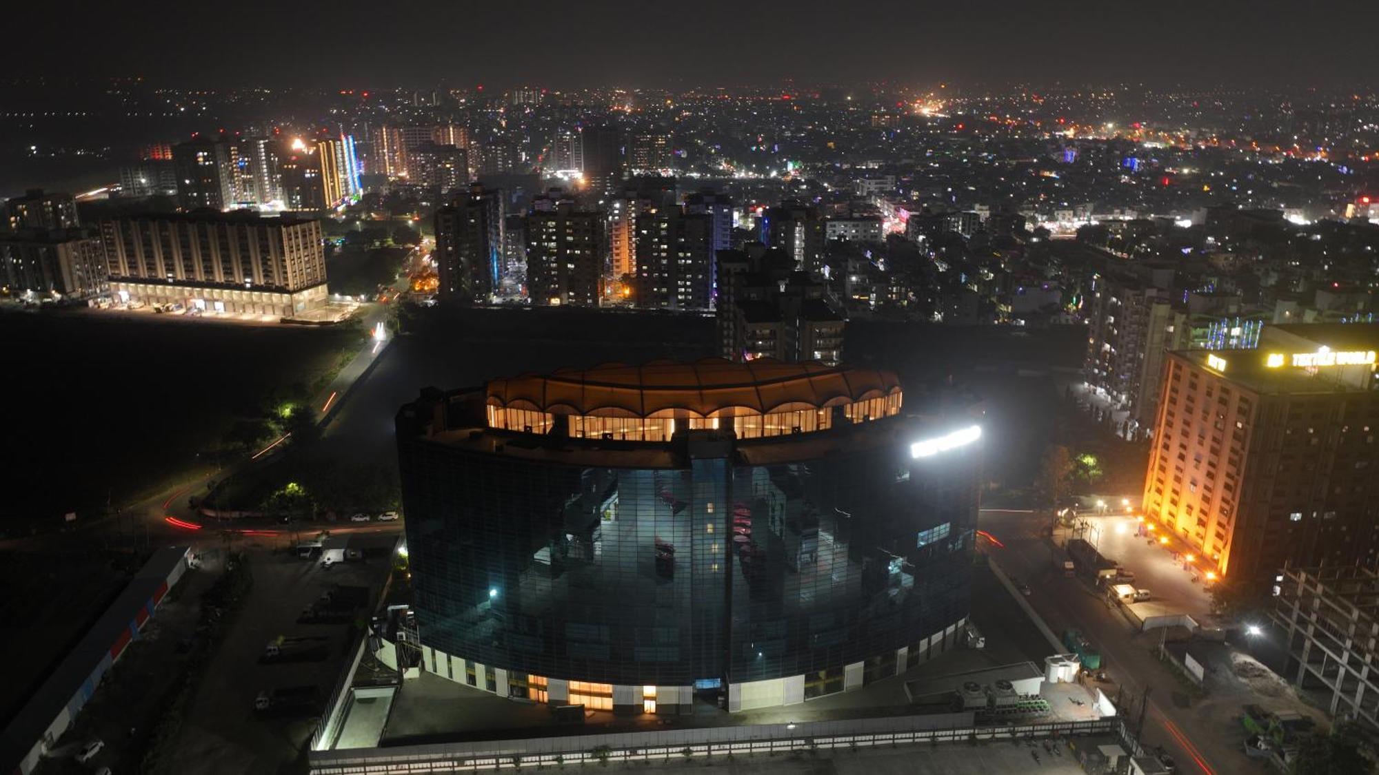 Hotel The World Surat Exterior foto