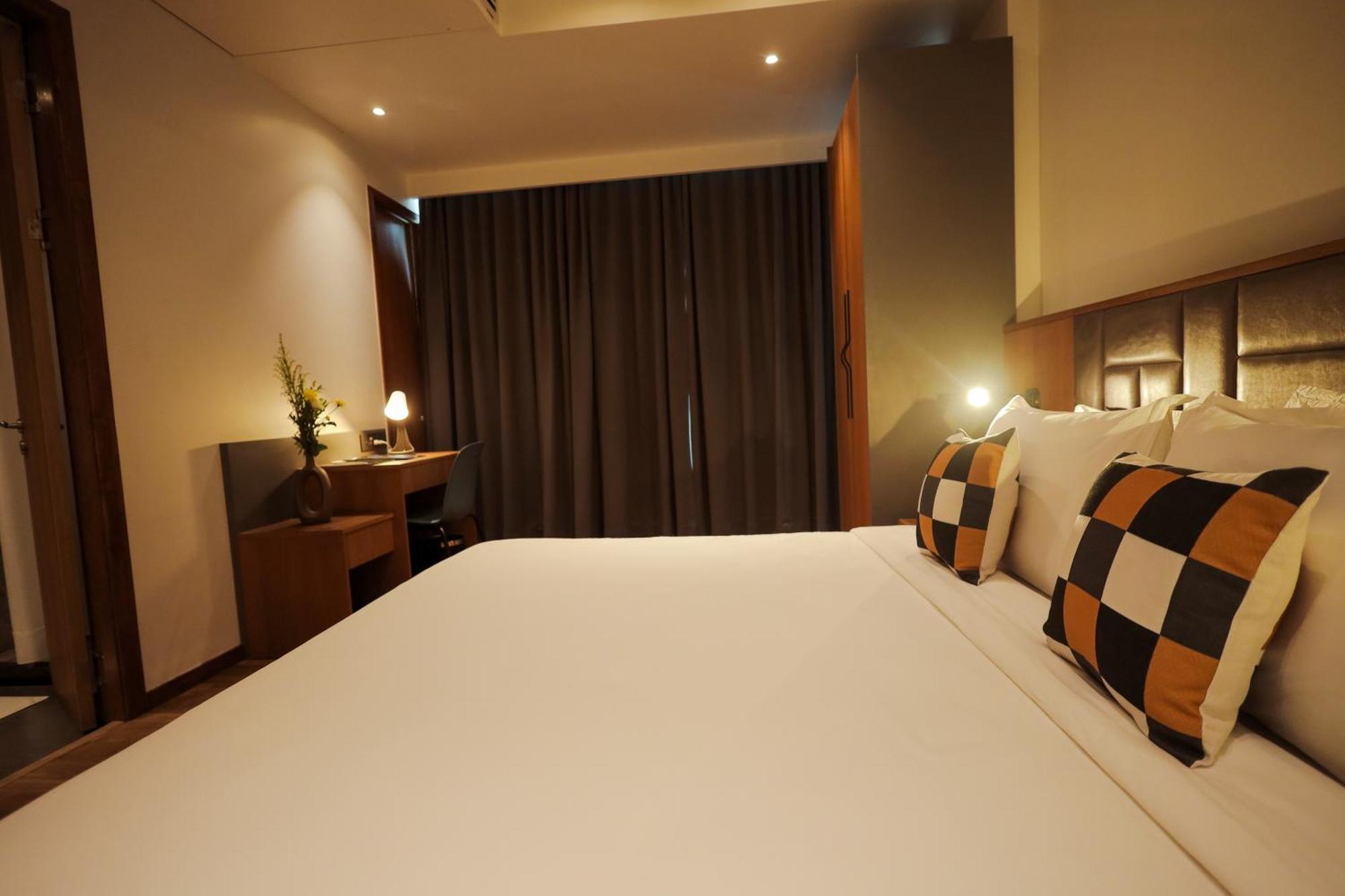 Hotel The World Surat Exterior foto